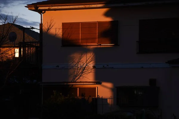夜明けの光景 朝の太陽の家 — ストック写真