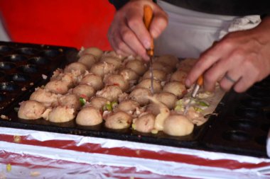 Japon festivallerinde sıkça görülen Takoyaki ahtapot ve baharatları un hamuruna koyup top şeklinde pişirerek yapılan bir aperatiftir..