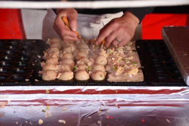 Japon festivallerinde sıkça görülen Takoyaki ahtapot ve baharatları un hamuruna koyup top şeklinde pişirerek yapılan bir aperatiftir..