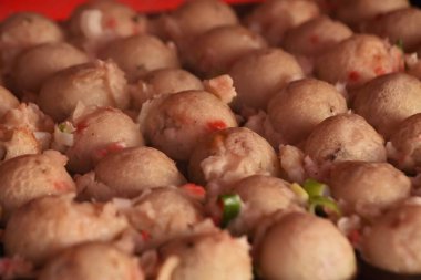 Japon festivallerinde sıkça görülen Takoyaki ahtapot ve baharatları un hamuruna koyup top şeklinde pişirerek yapılan bir aperatiftir..