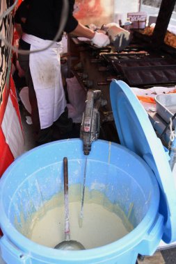 Taiyaki kırmızı fasulye ezmesiyle dolu balık şeklinde bir krep. Japon festivallerinde popüler bir tatlıdır..