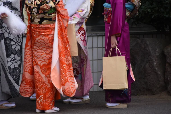 着物に身を包んだ少女たち 少女たちは と呼ばれる着物を用意している 着物は日本の伝統衣装です — ストック写真