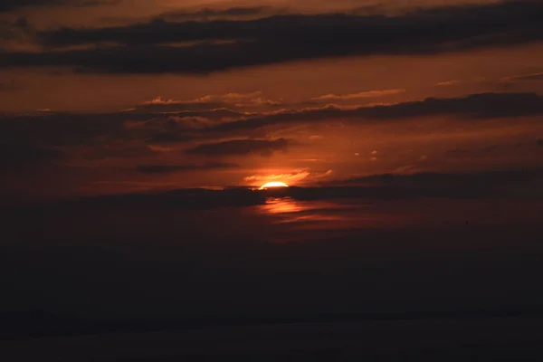 Vista Del Amanecer Silueta Del Amanecer Brillo Superficie Del Mar — Foto de Stock