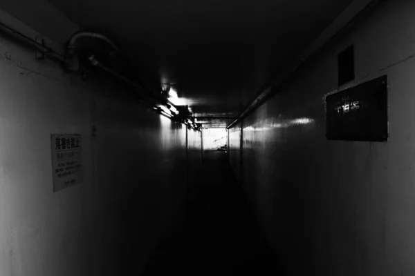 想像上の風景 小さくて暗い孤独な地下道 — ストック写真