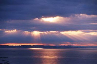 Melek 'in merdiveni bir fenomendir. Güneş bulutların içine gizlendiğinde bulutların boşluklarından ya da kenarlarından ışık sızar ve ışık huzmeleri yeryüzüne doğru yayılır..