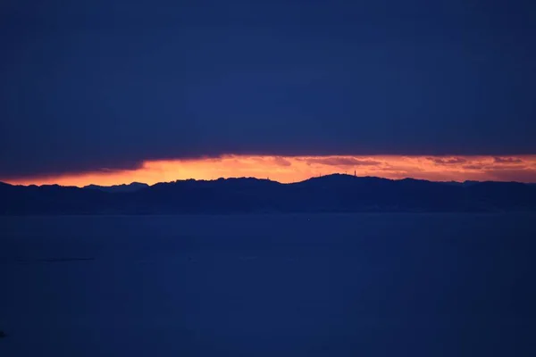 Una Vista Del Brillo Del Amanecer Reflejo Superficie Del Mar — Foto de Stock