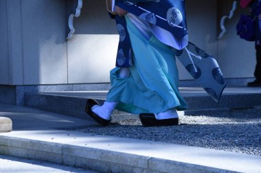 Japon tapınağında bir rahibin görüntüsü..