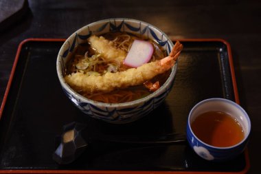 Japon Tempura Soba. Tempura Soba 'da bol yağda kızartılmış karides ve çorba var..