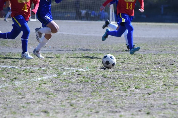陸上競技場での少年サッカー大会のシーン — ストック写真