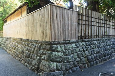 Bambu çiti manzarası. Geleneksel Japon mimarisi.
