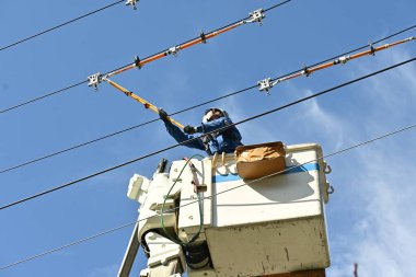 Elektrikli tel inşaatı sahnesi. Bir çalışma alanının arkaplan resmi.