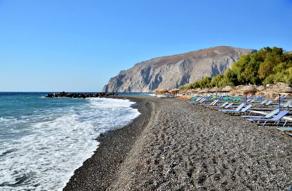 Bronzlaşma yatak şemsiye ile — Stok fotoğraf