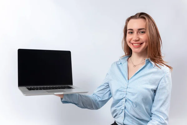 Mujer de negocios sonriente en una blusa azul que muestra la pantalla del ordenador portátil —  Fotos de Stock