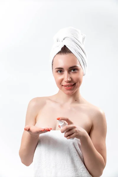 Bela mulher sorri e segura um tubo em um fundo branco. — Fotografia de Stock