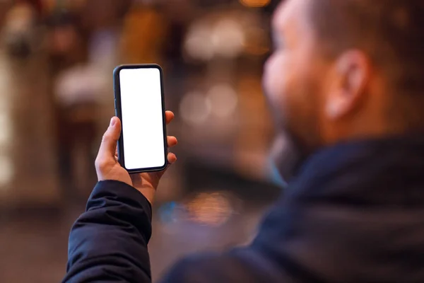 Mann hält Smartphone mit leerem Bildschirm lizenzfreie Stockfotos