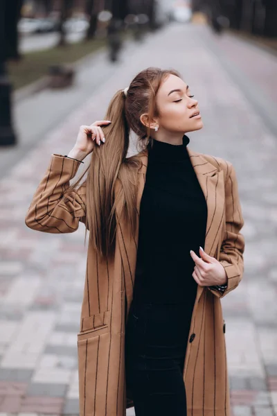 Menina Bonita Nova Uma Jaqueta Bege Posando Nas Ruas Cidade — Fotografia de Stock