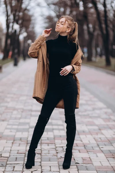 Junge Schöne Mädchen Beiger Jacke Posieren Auf Den Straßen Der Stockbild