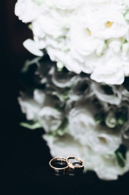 Nikah töreninden önce çiçekli alyanslar.