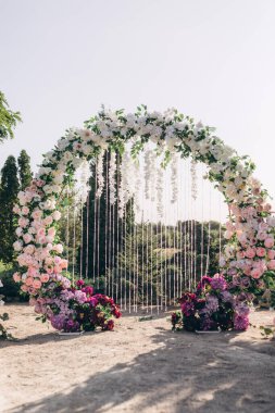 Konuklar ve çiçek arch töreni açık havada için banklar düğün