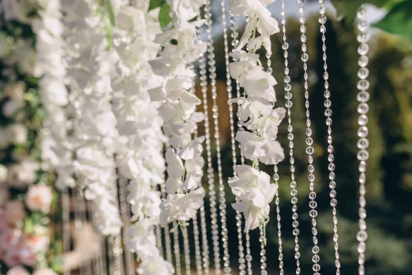 Detaljer Bröllopsceremoni Det Fria Friska Blommor Skonsam Och Vacker Bröllopsinredning — Stockfoto