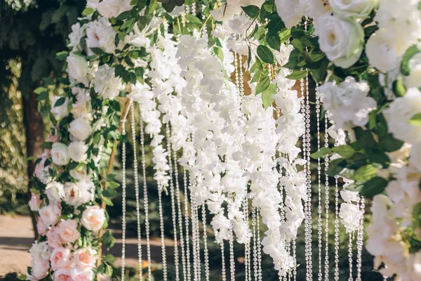 Detaljer Bröllopsceremoni Det Fria Friska Blommor Skonsam Och Vacker Bröllopsinredning — Stockfoto