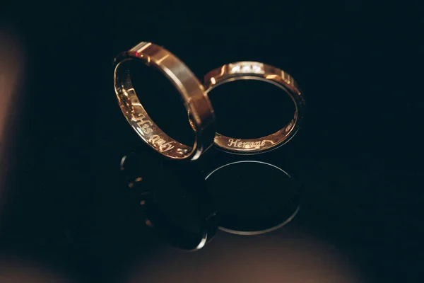 Свадебные Кольца Черном Столе — стоковое фото