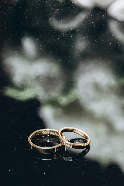 Jegygyűrűk Virágokkal Esküvő Előtt — Stock Fotó