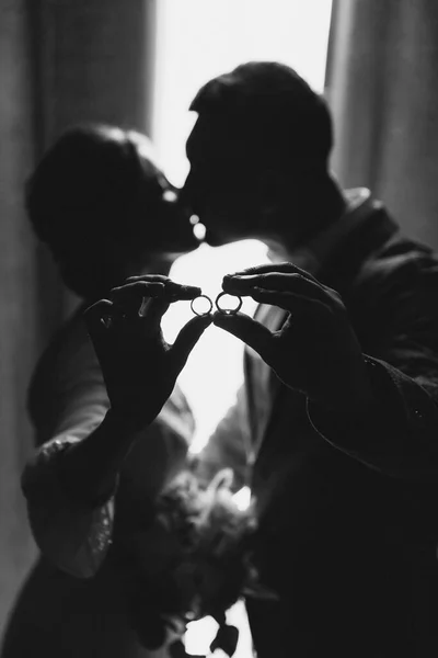Close Recém Casados Segurando Anéis Beijando — Fotografia de Stock