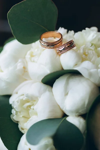 Anéis Casamento Com Flores Antes Cerimônia Casamento — Fotografia de Stock