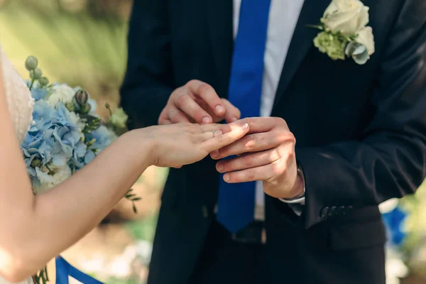 Κοντινό Πλάνο Του Γαμπρού Βάζει Βέρα Στο Δάχτυλο Της Νύφης — Φωτογραφία Αρχείου