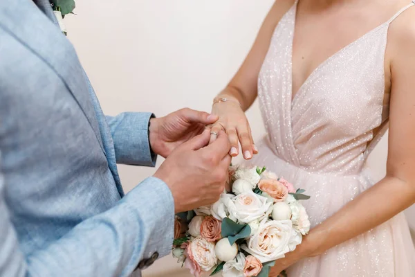 Primo Piano Dello Sposo Mette Fede Dito Della Sposa Alla — Foto Stock