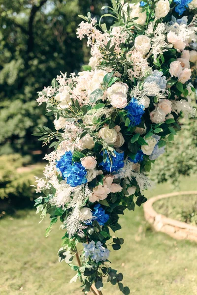 Detaljer. Bröllopsceremoni i det fria av friska blommor. Skonsam och vacker bröllopsinredning för nygifta — Stockfoto