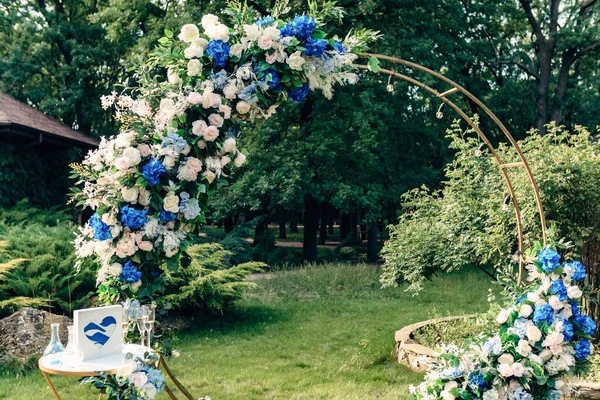 Blomma båge för bröllop ceremoni utomhus — Stockfoto