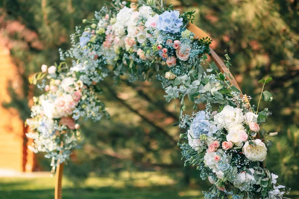 Detalhes. Cerimônia de casamento ao ar livre de flores frescas. Decoração de casamento suave e bonita para recém-casados — Fotografia de Stock
