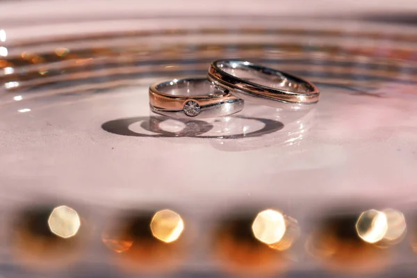 Anéis de casamento na mesa — Fotografia de Stock