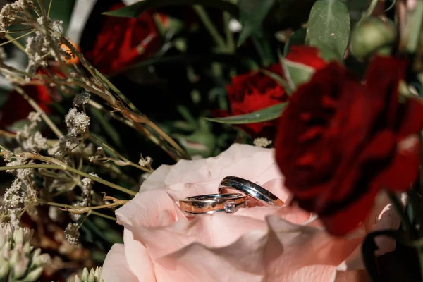 Anéis de casamento com flores — Fotografia de Stock