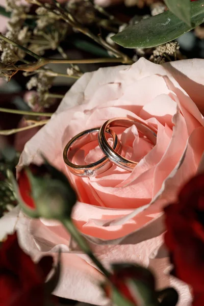 Jegygyűrűk virággal — Stock Fotó