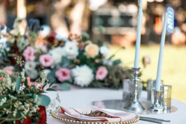 Eleganta lyxiga dekorerade bord för firandet av ett bröllop. katering i restaurangen utomhus — Stockfoto