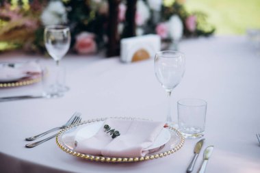 Düğün kutlaması için dekore edilmiş lüks masalar. Dışarıdaki restoranda buluşuyorlar. 