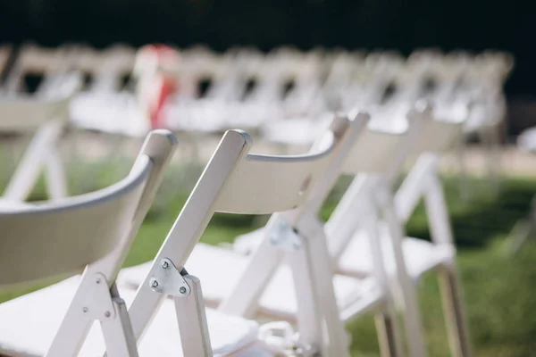 Bröllopsceremoniplats sittande. Fåtöljer för bröllopsgäster — Stockfoto