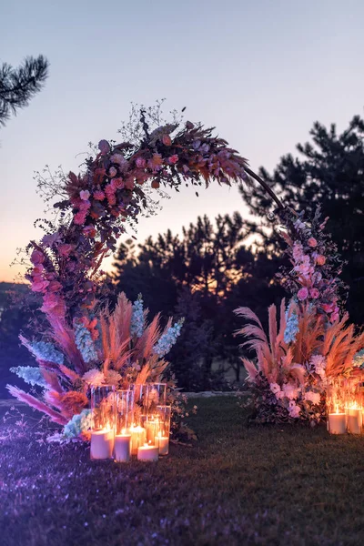 Arco de flores para la ceremonia de boda al aire libre en la noche — Foto de Stock