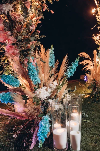 Detaljer. Bröllopsceremoni i det fria av friska blommor. Skonsam och vacker bröllopsinredning för nygifta på natten — Stockfoto