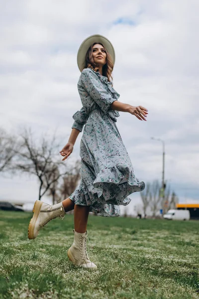 Uma Bela Jovem Mulher Chapéu Vestido Azul Está Dançando Campo — Fotografia de Stock