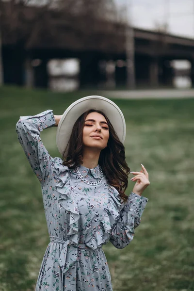 Bela Jovem Mulher Chapéu Vestido Fundo Campo Com Flores Primavera — Fotografia de Stock