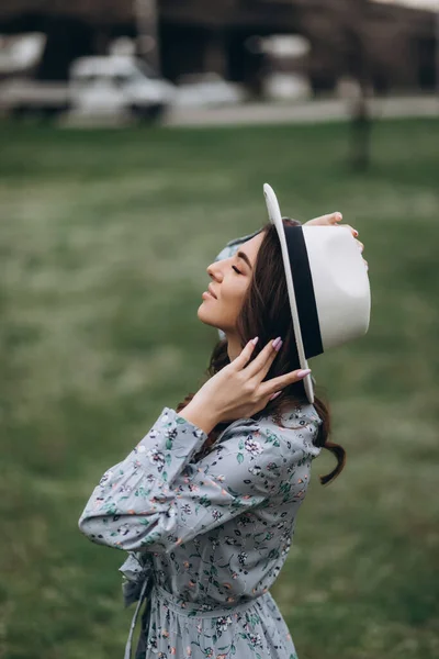 Hermosa Joven Con Sombrero Vestido Fondo Campo Con Flores Primavera — Foto de Stock