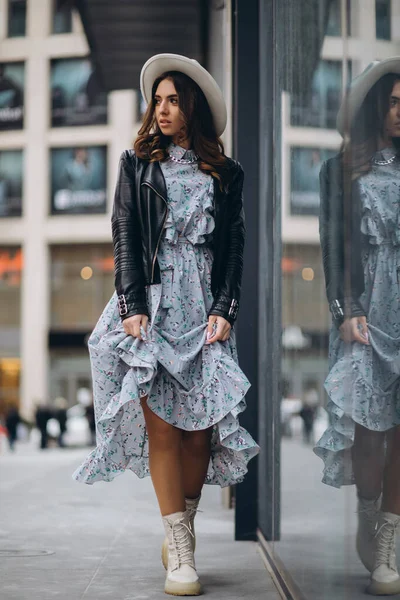 Hermosa Mujer Joven Sombrero Chaqueta Cuero Cerca Del Centro Comercial — Foto de Stock