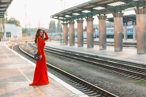 Hermosa Joven Con Vestido Rojo Largo Encuentra Plataforma Estación Cerca —  Fotos de Stock