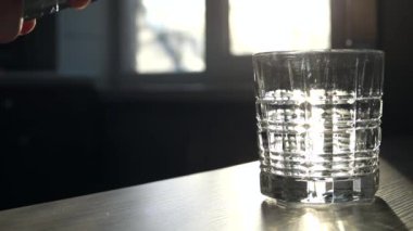 Üzerine su dökülen bir bardağa yaklaşın.