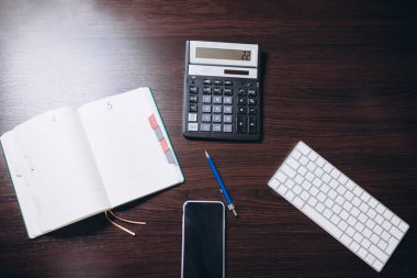 iş hesaplama ofisi kahverengi masanın üzerinde