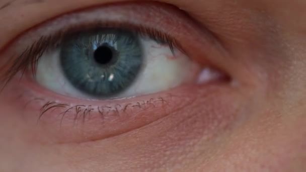 Closeup férfiak kék szem nézd — Stock videók